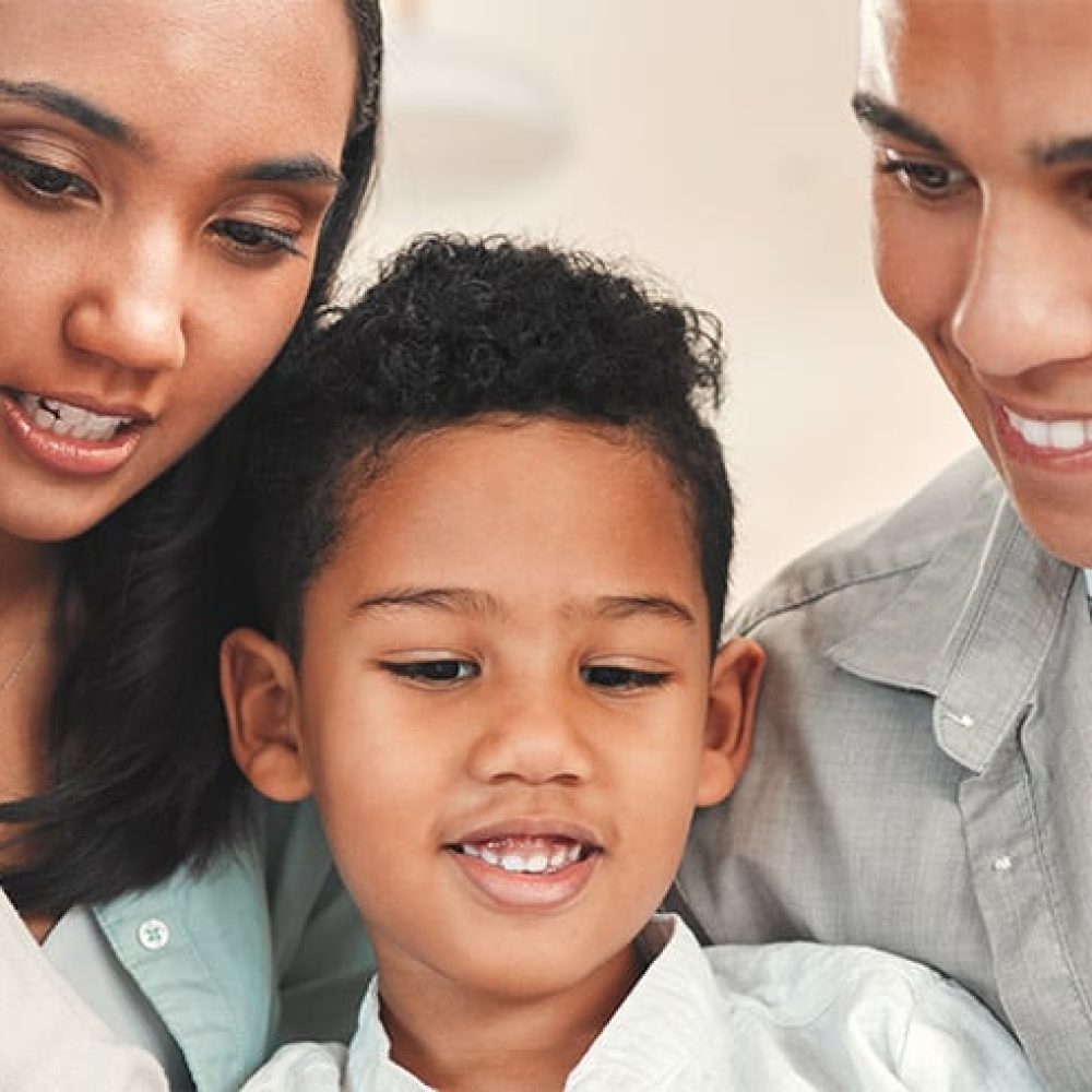 parents with two boys reading